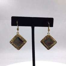 Cargar imagen en el visor de la galería, Mother of Pearl Rhombus Shape Earring in Sterling Silver (Gold Coated)
