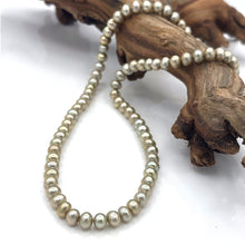 Cargar imagen en el visor de la galería, Freshwater Pearl Necklace
